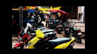 Hubballi: Crackdown on illegal parking leaves eateries at crossroads