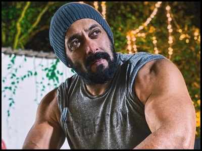 Salman Khan shows off his well-toned muscles in the latest picture; leaves Anita Hassanandani and fans impressed