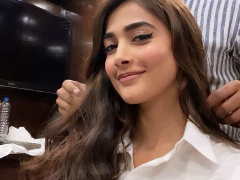 Pooja Hegde shares one last selfie in 2020 from behindthe