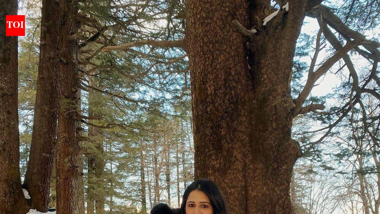 Actress Isha Rikhi enjoys Canada ki sardi