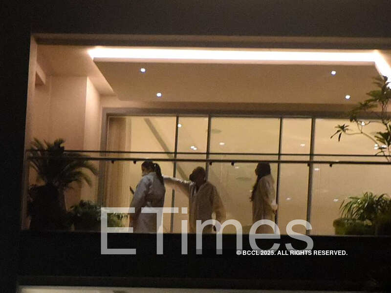 Exclusive Photos Anushka Sharma And Virat Kohli Snapped At Their New Apartment In Juhu Hindi Movie News Times Of India anushka sharma and virat kohli snapped