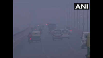 Dense fog shrouds Delhi; mercury dips to season's lowest