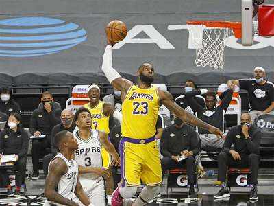 With little else to play for, LeBron James holds impromptu dunk contest in  Lakers' bounce-back win