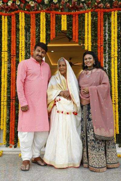 Exclusive Manoj Tiwari Blessed With Baby Girl Reveals That Elder Daughter Urged Him To Marry Again Hindi Movie News Times Of India