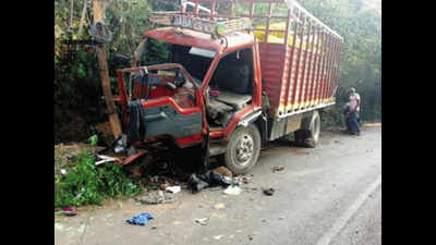 Truck rams into electric pole in Vasco, all 4 occupants injured