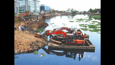 BMC wants hi-tech Kerala model to desilt Mithi river, old bidders cry foul