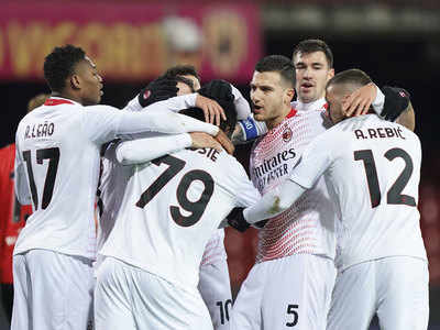 Ten-man AC Milan back on top with win at Benevento Calcio