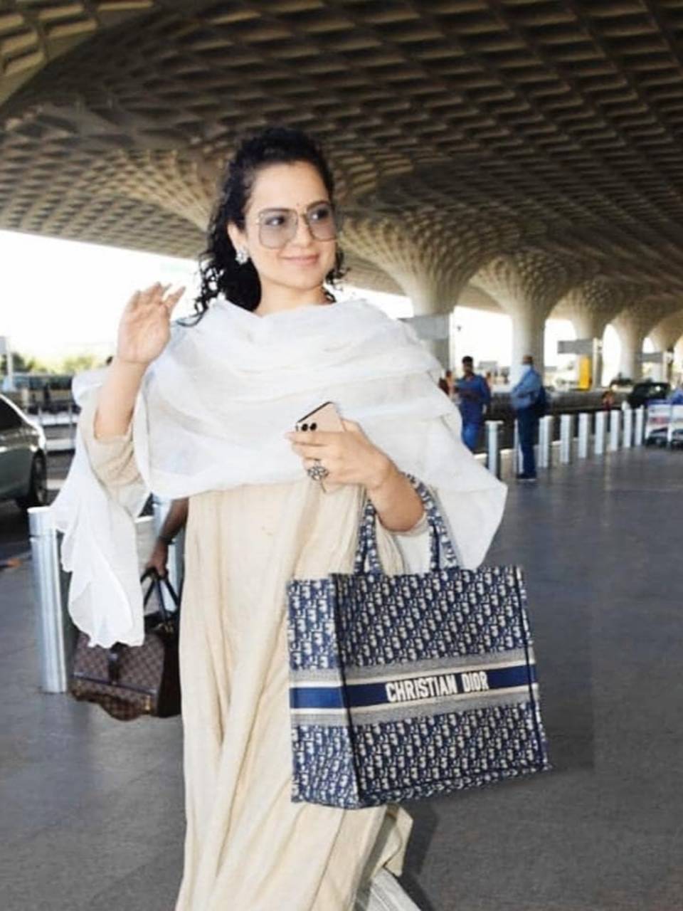 Deepika Padukone Carries Suitcase Worth Rs 3 LAKHS, Looks