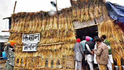 Delhi: Farmers make winter shelter using crop stubble at Singhu Border