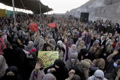 Pakistani Shiites continue sit-in over killing of 11 miners