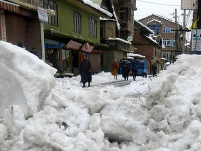 Snowfall disrupts normal life in Kashmir; Jammu-Srinagar highway remains closed for 5th day