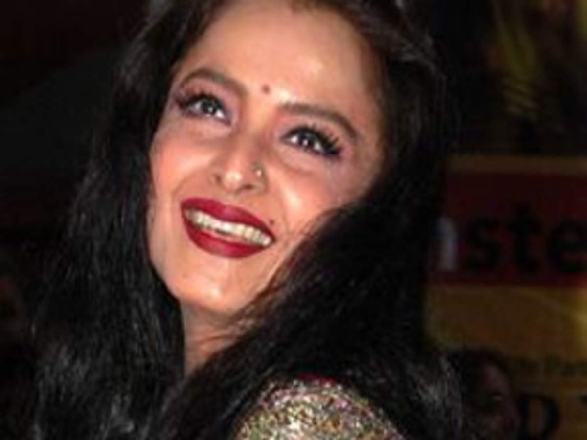 Rekha becomes bathroom singer! | Celebs - Times of India Videos