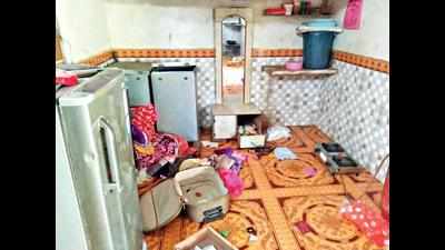 Dacoits loot, flee in family’s car