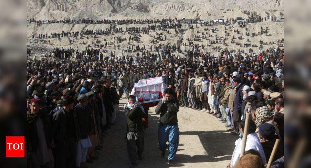 pakistan-shias-end-blockades-hundreds-attend-burial-of-slain-hazara-miners-times-of-india