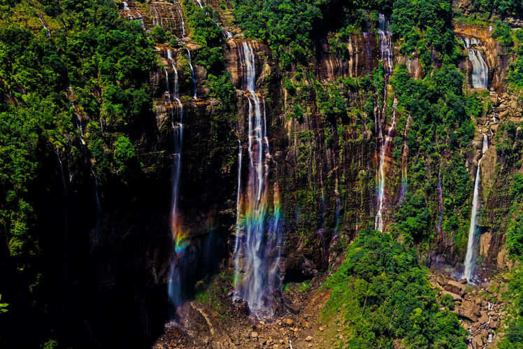 Pemandangan spektakuler dari Air Terjun Nohkalikai di Cherrapunji, air terjun tertinggi di India yang memukau dengan aliran deras dan ketinggian yang mengagumkan