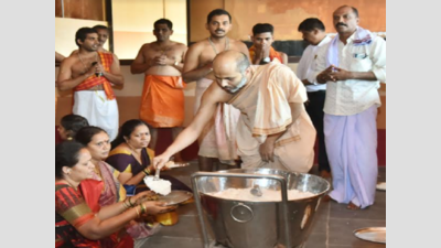 Karnataka: Udupi Sri Krishna Temple restarts anna prasadam for devotees