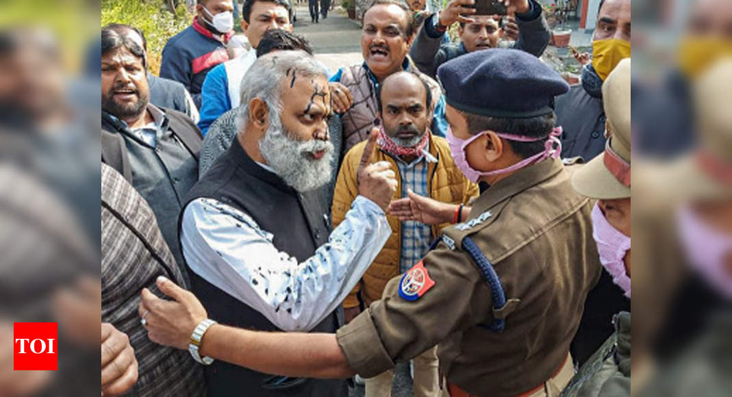 Uttar Pradesh: Youth throws ink at AAP MLA Somnath Bharti in Rae Bareli