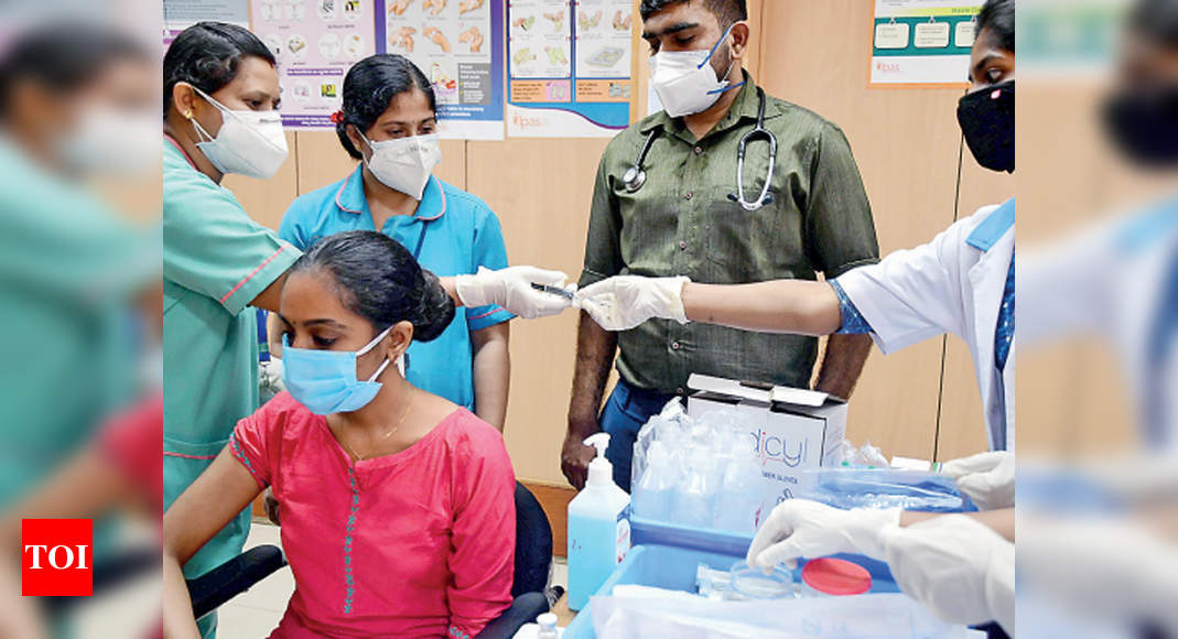 Karnataka: Over 6.5 lakh healthcare staff cleared to receive vaccine |  Bengaluru News - Times of India