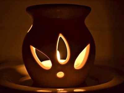 Tealight oil diffusers that emanate a warm glow & a soothing fragrance