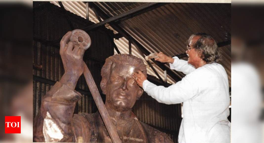 KIFF docu narrates how Niranjan Pradhan sculpted Ray and Uttam Kumar's statues | Kolkata News - Times of India