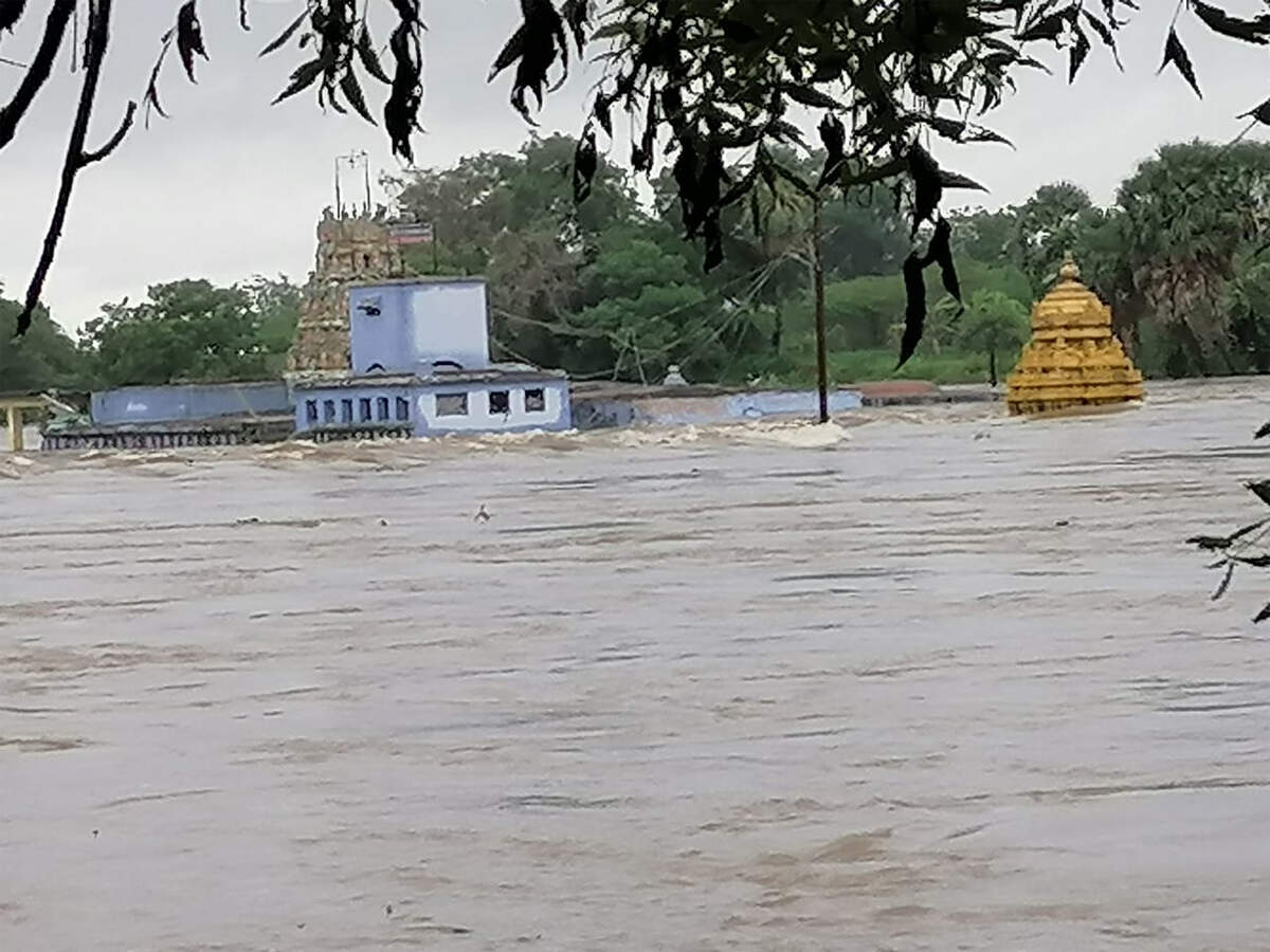 Tamil Nadu Floods Thamirabarani River In Spate After Heavy Rains Low Lying Areas In Tirunelveli Inundated Chennai News Times Of India