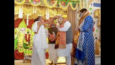 Uttarayan: Amit Shah offers prayers at temple in Ahmedabad
