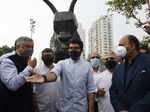 Aaditya Thackeray inaugurates a sculpture by Arzan Khambatta