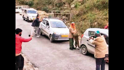 Himachal Pradesh: Videos of leopard playing with people in Tirthan valley go viral