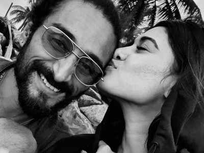 Actress Oviya grabs everyone's attention by sharing a romantic click with her beau