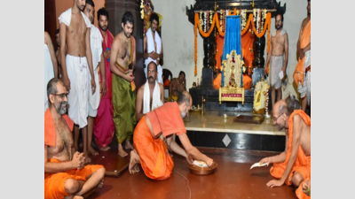 Karnataka: Udupi Ashta mutt seers give a boost to VHPs fund collection drive for Ram Temple