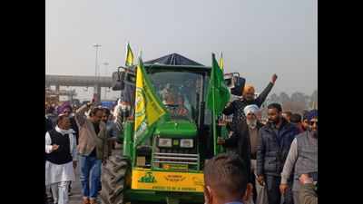 Abhay Chautala starts tractor march to Delhi, express solidarity with farmers