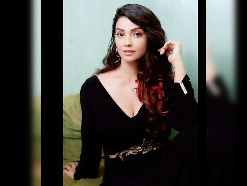 Naagin 5 actor, Adaa Khan enjoys saag, makki ki roti in Chandigarh Naagin 5 actor, Adaa Khan enjoys saag, makki ki roti in Chandigarh