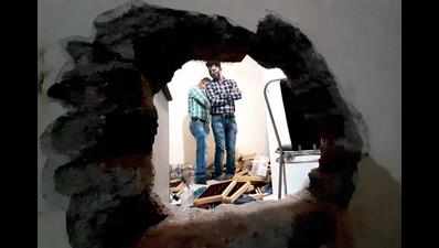 Thane: Robbers rent shop for 3 months, drill hole in wall to clean out jewellery store of Rs 1.3cr