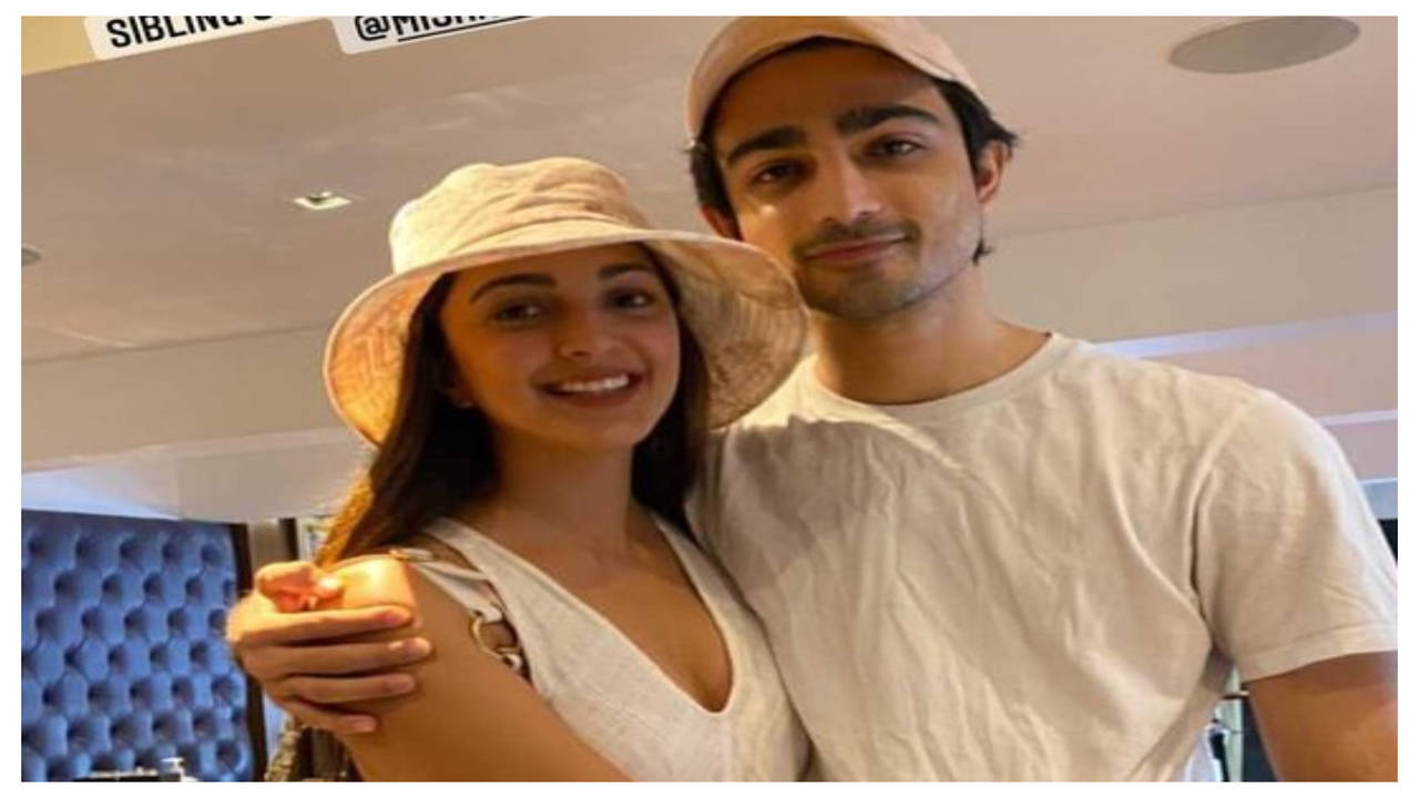 Photo: Kiara Advani poses adorably with brother Mishaal as they twin in  white | Hindi Movie News - Times of India