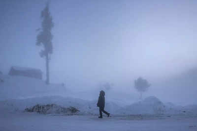 Cold wave sweeps Kashmir; several places record sub-zero temps