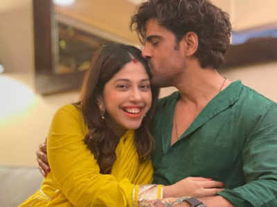 Lockdown Ki Love Story’s Mohit Malik misses wifey Addite’s hugs during his quarantine period; shares cute picture