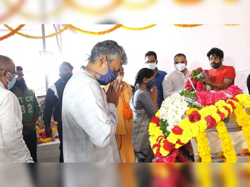 SS Rajamouli, Aswini Dutt and others pay their last respects to producer V Doraswamy Raju