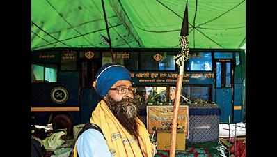 Singhu border: Kirtan replaces fiery speeches in the memory of Sikh guru