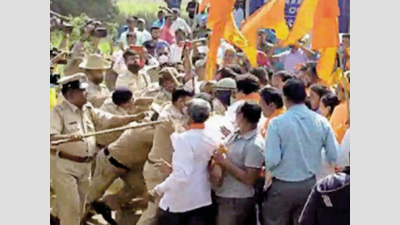 Police thwart Shiv Sena bid to enter Karnataka border