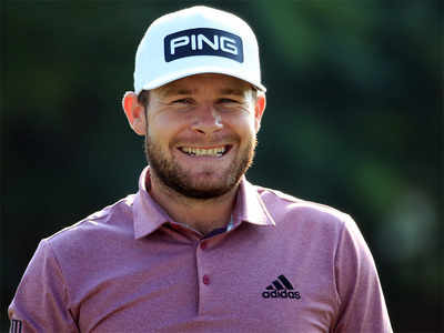 Hatton takes five-shot lead in Abu Dhabi as fading light stops play