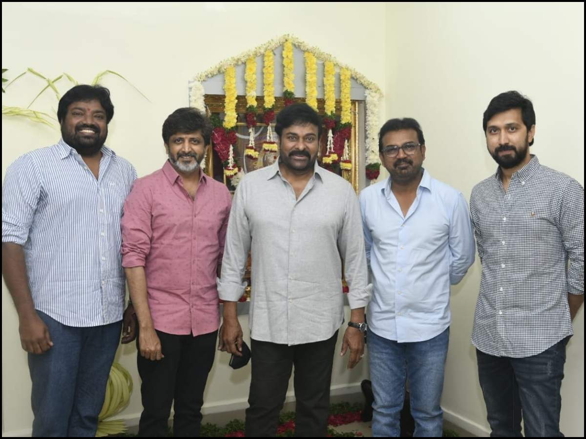 Koratala Siva to Bobby, Chiranjeevi&#39;s photo moment with his &#39;funtastic 4&#39; directors | Telugu Movie News - Times of India