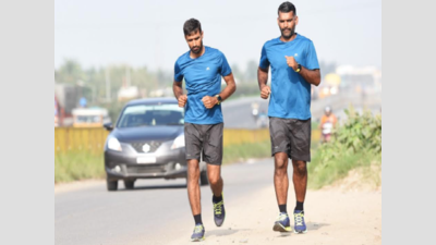 Two Indian Navy officers cross Coimbatore during their run from Kanyakumari to Kashmir to spread awareness about non-communicable diseases