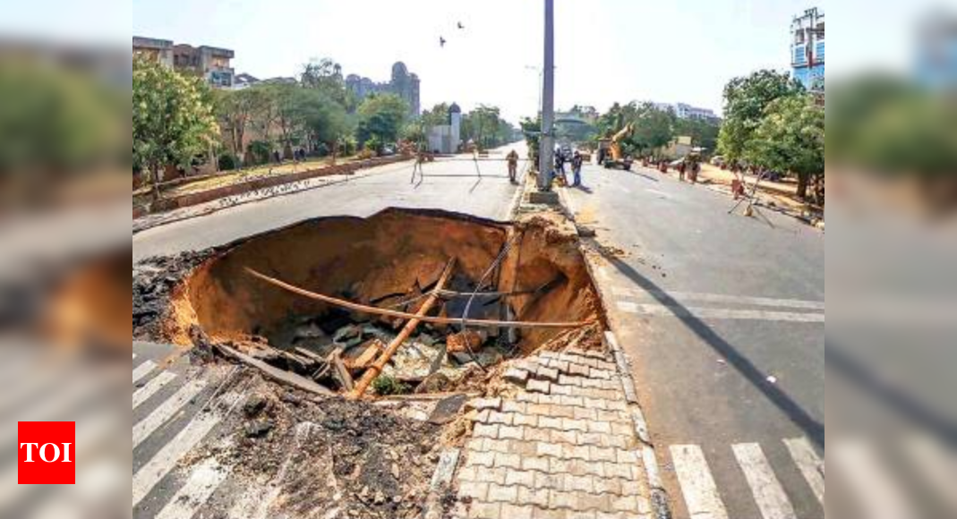 Jaipur: Road caves in near Chomu House Circle, two hurt | Jaipur News ...