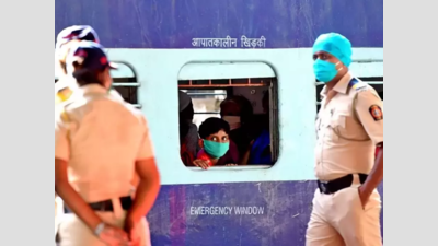 Mumbai: Railway cop risks life, nabs thief from tracks