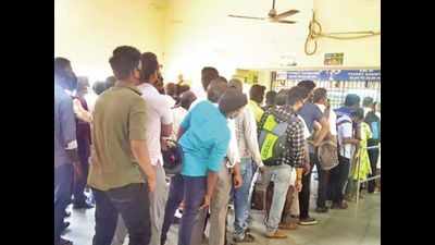 Tamil Nadu: No season tickets, counters crowded