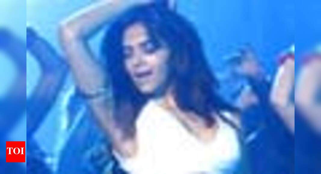 Dum Maaro Dum: Movie Review | Hindi Movie News - Times of India