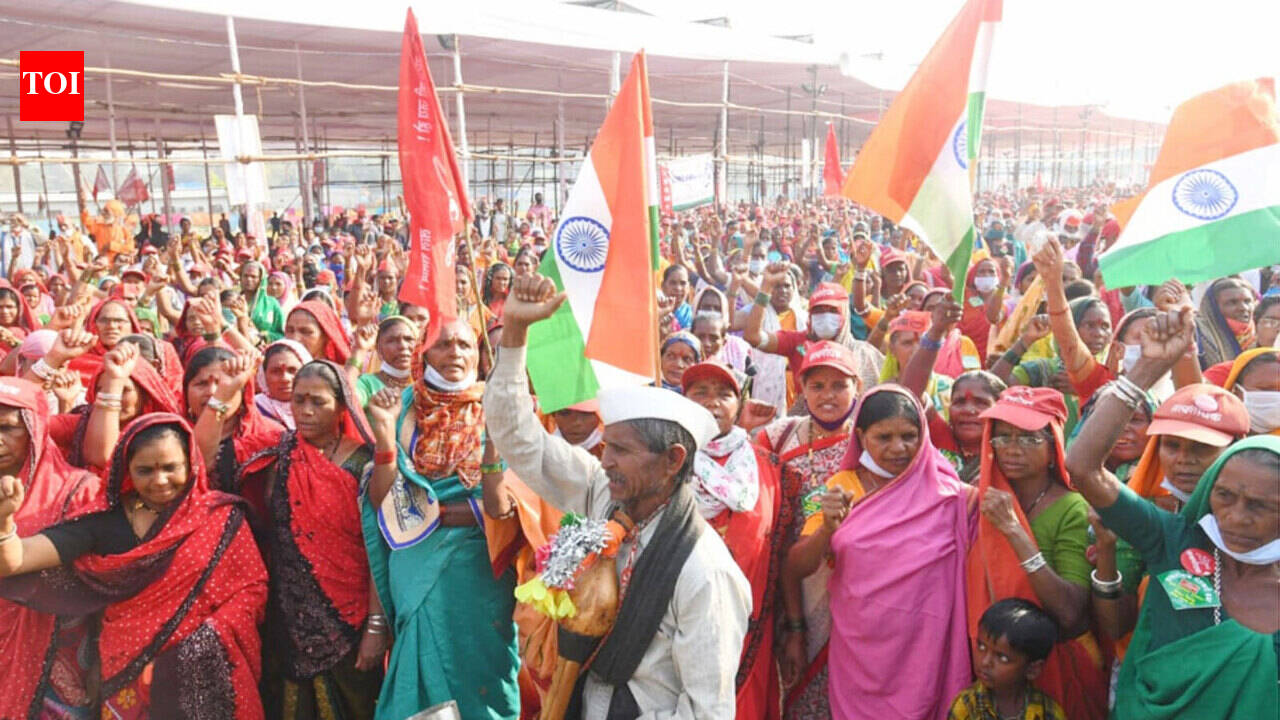 Mumbai: Farmers protesting at Azad Maidan hoist Tricolour