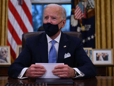 Biden, in first call with Putin, presses on Navalny, treaty
