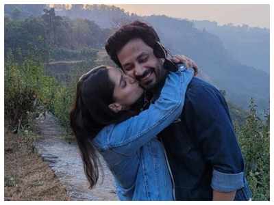 This loved-up picture of Priya Bapat and hubby Umesh Kamat is giving us major relationship goals