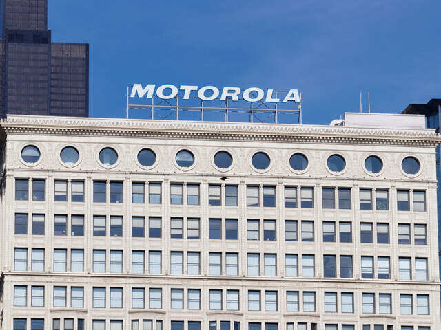 After Xiaomi, Motorola remote charging device surfaced online in a video After Xiaomi, Motorola remote charging device surfaced online in a video